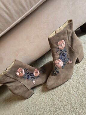 Steven Madden BROOKER Brown Suede Leather Floral Embroidery Boots